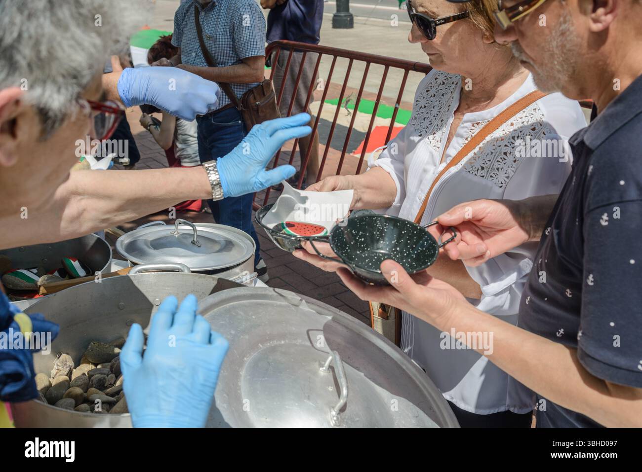 Logroño, la Rioja, Espagne. 9 juin 2025. Des activistes jouent « Stone Soup for the Palestinian People », une action artistique symbolisant les pénuries alimentaires et la résistance. Cette représentation théâtrale combine la narration traditionnelle avec la dénonciation de la crise humanitaire palestinienne. (Photographie de MARIO Martija). Crédit : Mario Martija/Alamy Live News Banque D'Images