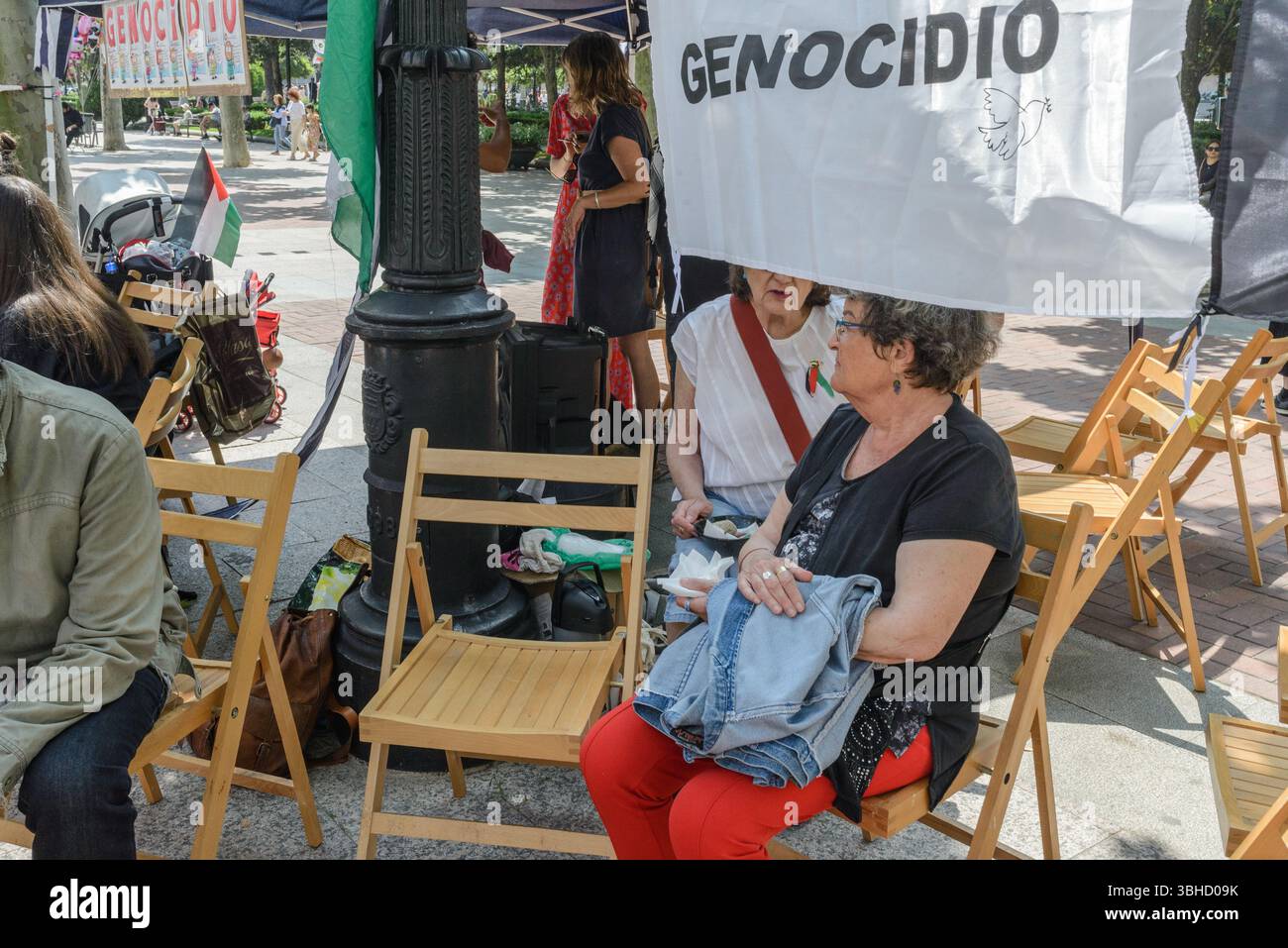 Logroño, la Rioja, Espagne. 9 juin 2025. Des activistes jouent « Stone Soup for the Palestinian People », une action artistique symbolisant les pénuries alimentaires et la résistance. Cette représentation théâtrale combine la narration traditionnelle avec la dénonciation de la crise humanitaire palestinienne. (Photographie de MARIO Martija). Crédit : Mario Martija/Alamy Live News Banque D'Images