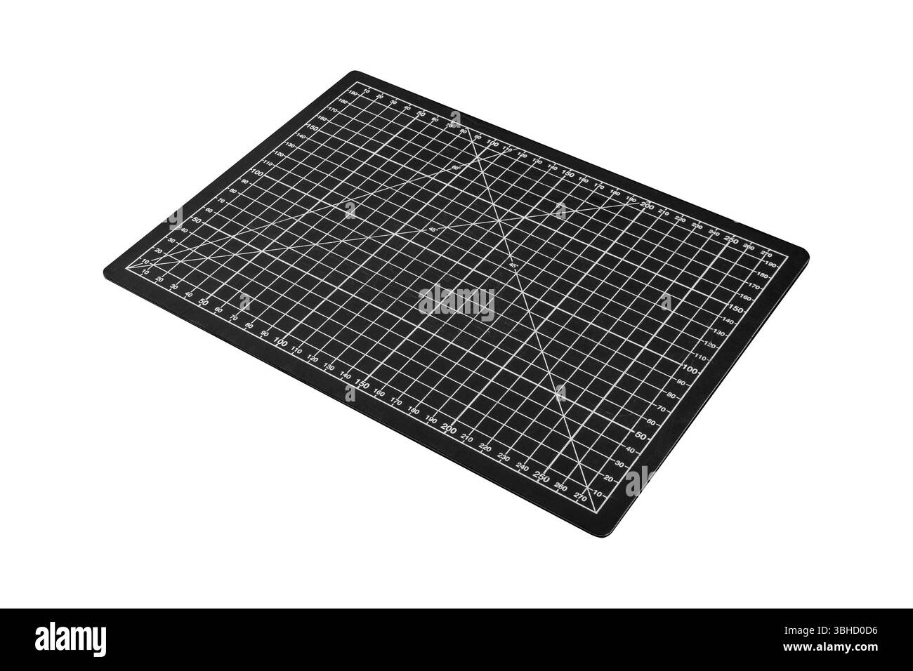 Un tapis de découpe noir avec une grille blanche est isolé. Banque D'Images