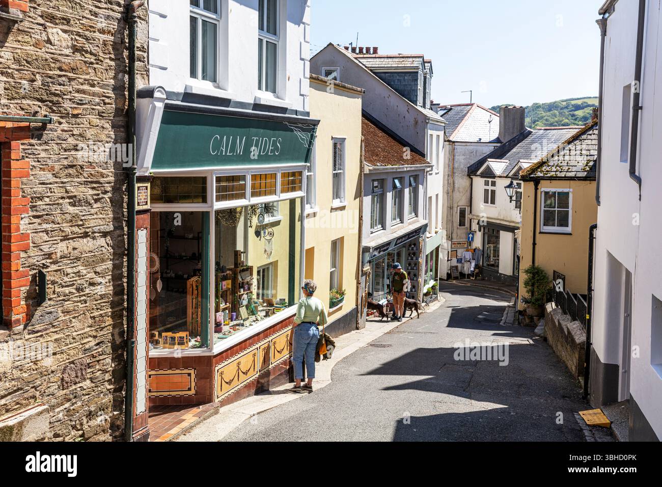 Fowey, Cornouailles, Royaume-Uni, Angleterre, rues étroites de la ville de Fowey, ville de Fowey, rue, route, route étroite, rue étroite, rue haute, centre-ville, routes Banque D'Images