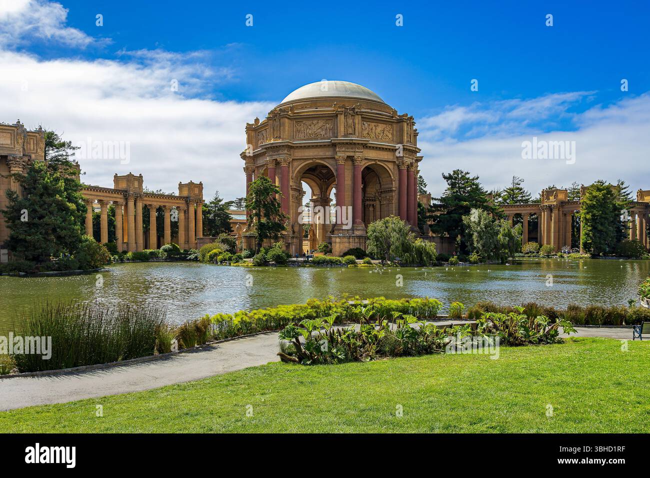 Le Palais des Beaux-Arts de San Francisco est une structure monumentale construite à l'origine pour l'exposition Panama-Pacific de 1915 pour exposer des œuvres d'art. Banque D'Images