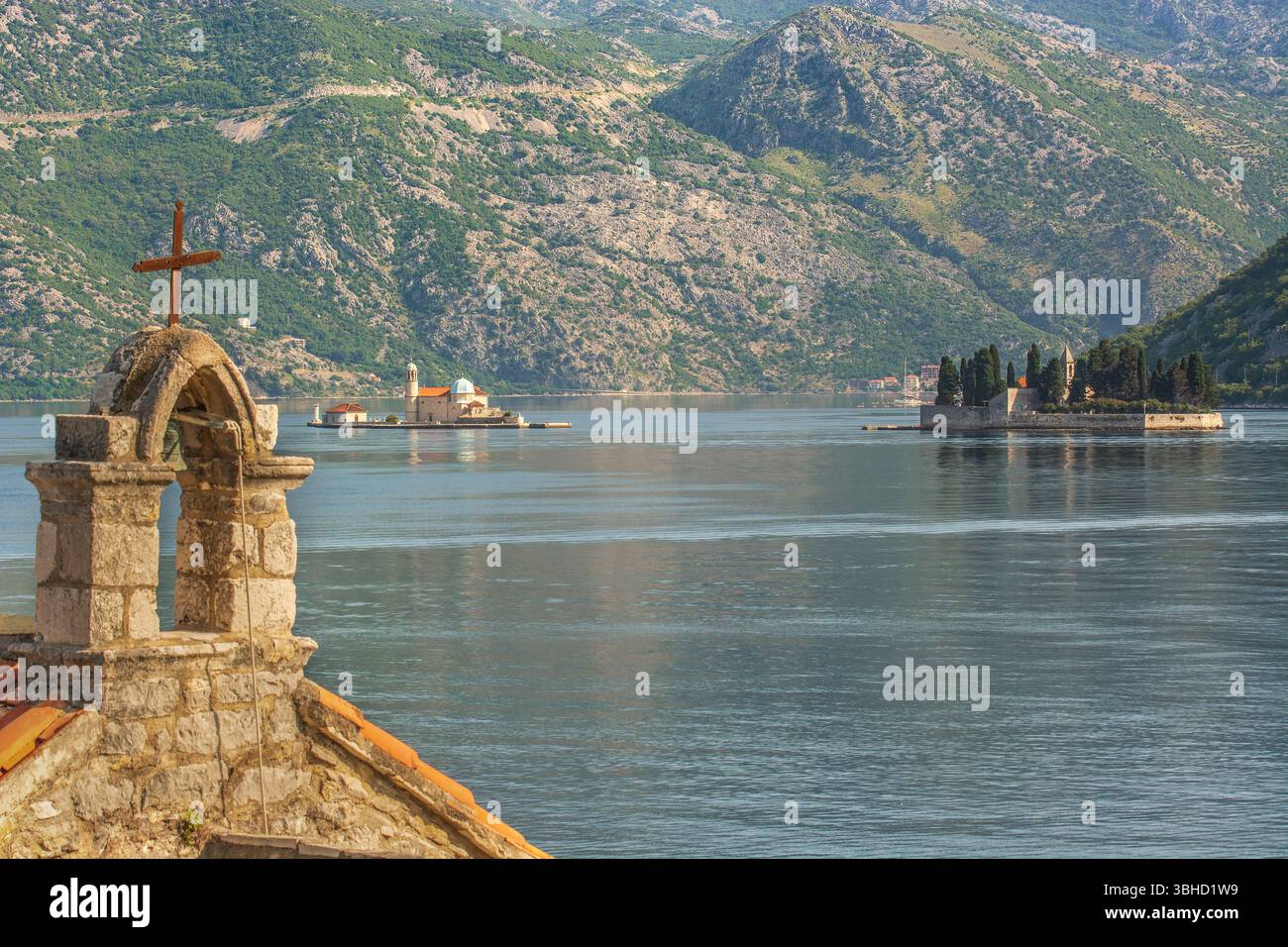 Églises de Perast Island, notre Dame des rochers et Saint George avec le clocher de notre Dame des Anges au premier plan, Kotor Bay. Banque D'Images