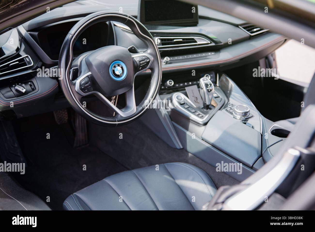 Vilnius, Lituanie - 31-05-2025 - intérieur moderne en cuir d'une BMW i8 vu du côté conducteur Banque D'Images