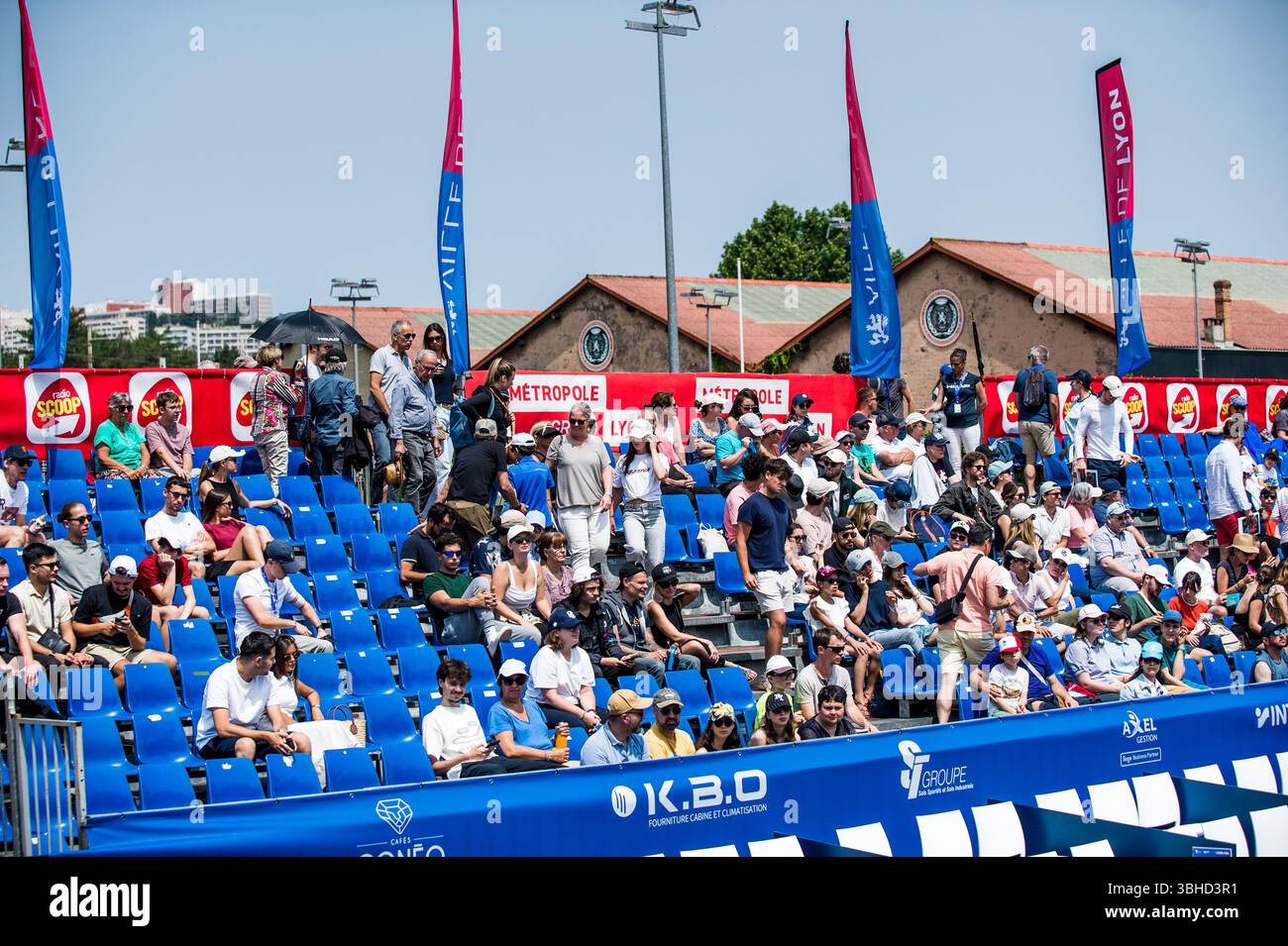 Villeurbanne, France. 09 juin 2025. Spectateurs sur le court principal lors de l'Open Sopra Steria de Lyon 2025, ATP Challenger Tour 100, le 9 juin 2025 au Tennis Club de Lyon à Villeurbanne, France - photo Cyril lestage/DPPI crédit : DPPI Media/Alamy Live News Banque D'Images