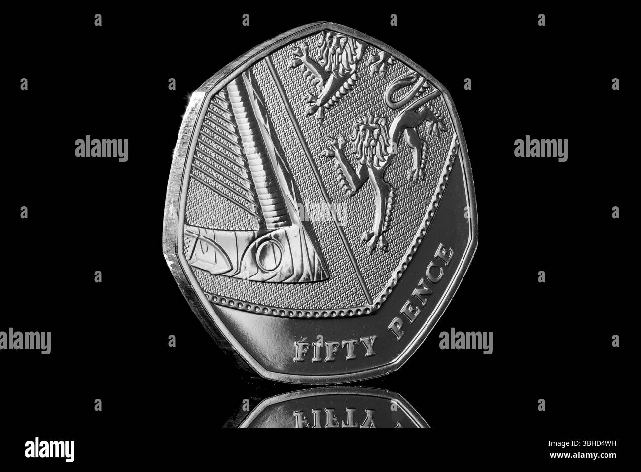 2020 Royaume-Uni pièce de 50 pence représentant une partie des armoiries royales au verso. L'avers montre un portrait de la reine Elizabeth ll Banque D'Images