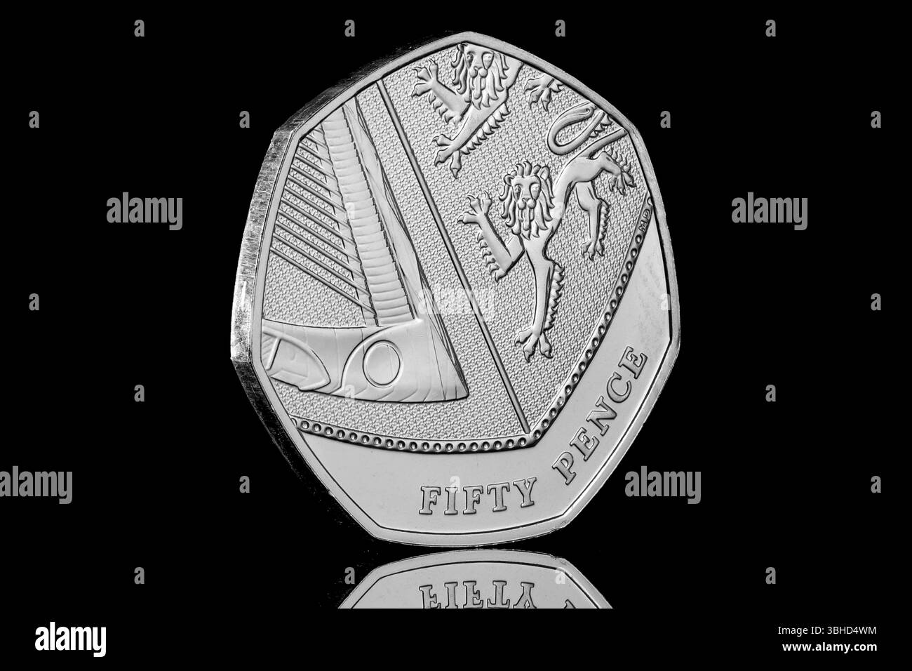2020 Royaume-Uni pièce de 50 pence représentant une partie des armoiries royales au verso. L'avers montre un portrait de la reine Elizabeth ll Banque D'Images