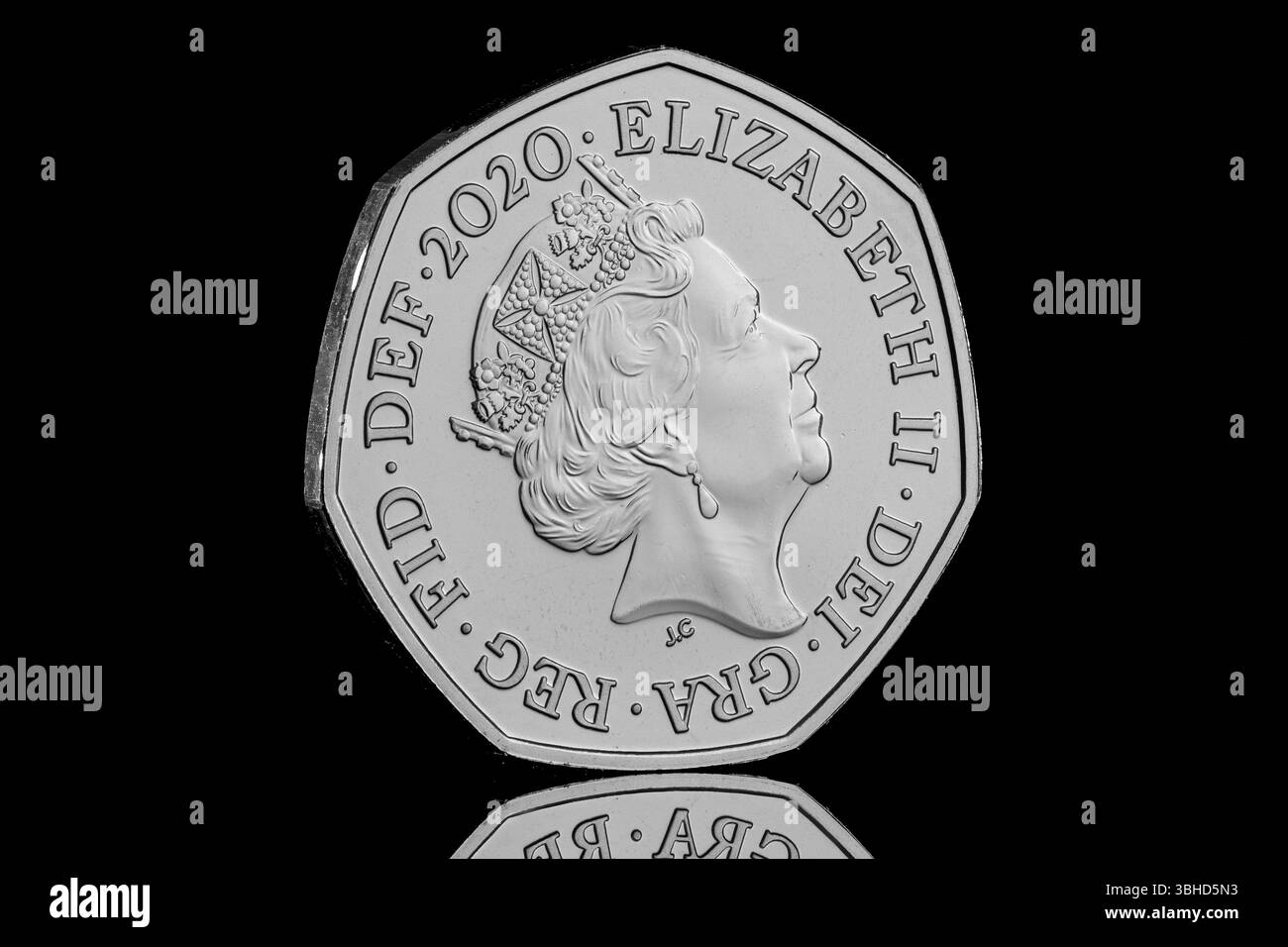2020 Royaume-Uni pièce de 50 pence représentant une partie des armoiries royales au verso. L'avers montre un portrait de la reine Elizabeth ll Banque D'Images