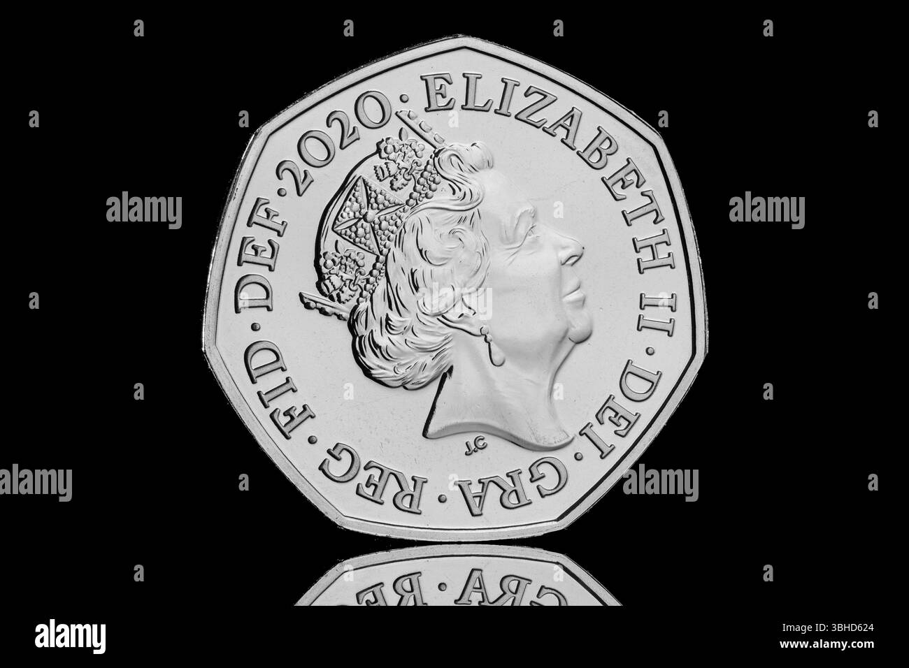 2020 Royaume-Uni pièce de 50 pence représentant une partie des armoiries royales au verso. L'avers montre un portrait de la reine Elizabeth ll Banque D'Images