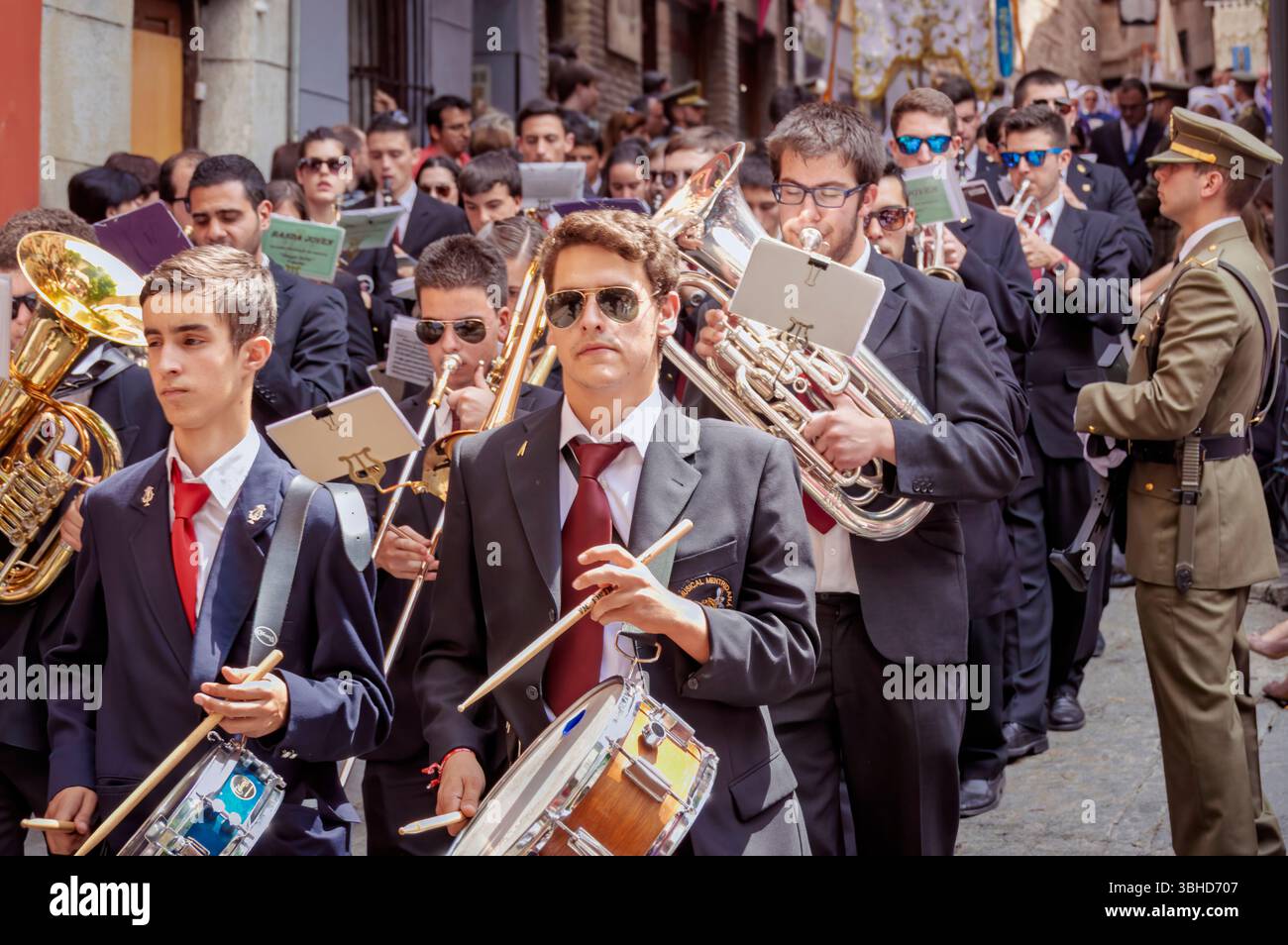 Tolède, Espagne, 19 juin 2014 : Echoes of tradition : musiciens tissant des rythmes à travers les ruelles antiques de Tolède Banque D'Images