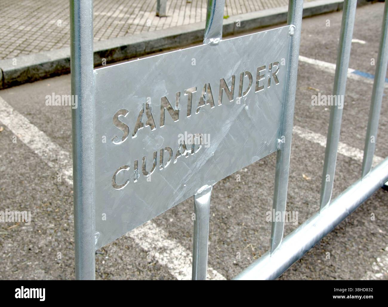 Barrière de sécurité piétonne en métal argenté avec script en métal percé Santander Ciudad dans une route avant un événement à Santander Cantabrie Espagne Europe Banque D'Images
