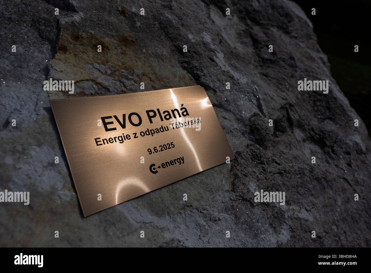 Plana nad Luznici, République tchèque. 09 juin 2025. Début de la construction d’un incinérateur qui sera utilisé pour la valorisation énergétique des déchets à Plana nad Luznici, République tchèque, le 9 juin 2025. La construction sera réalisée par Invelt servis en tant que maître d'œuvre pour C-ENERGY à un coût de près de Kc2.5milliards hors TVA. Plus de la moitié des coûts seront couverts par une subvention de l'UE provenant du Fonds pour la modernisation. Logo EVO plana sur la photo. Crédit : Vaclav Pancer/CTK photo/Alamy Live News Banque D'Images