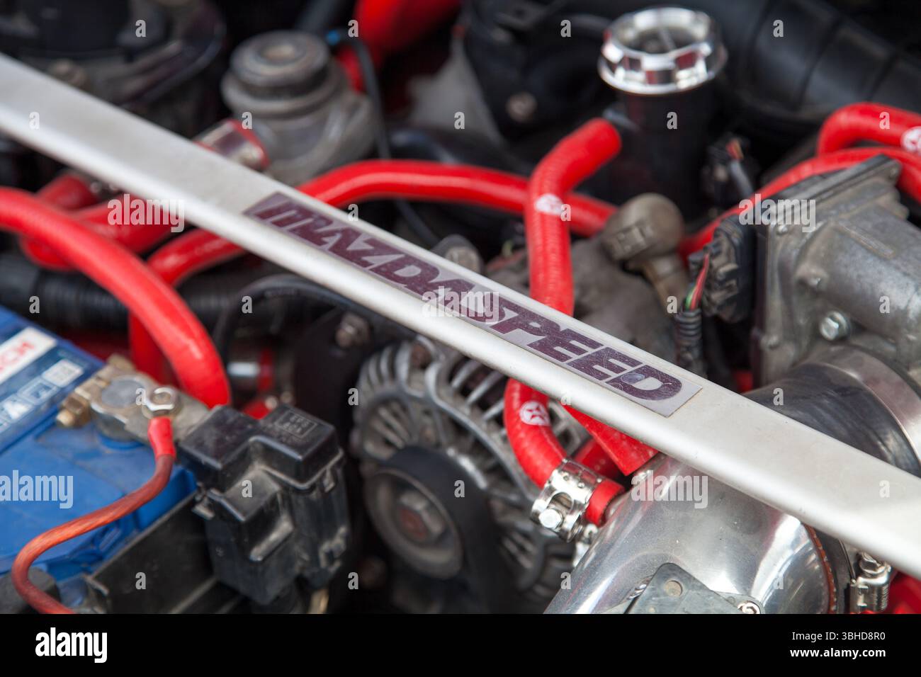 Vilnius, Lituanie - 31-05-2025 - gros plan du logo Mazda, emblème Mazdaspeed placé sur la traverse du compartiment moteur Banque D'Images