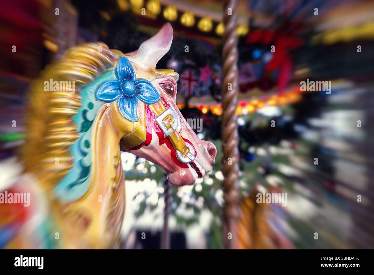 Cheval carrousel vintage. Effet de flou de mouvement montrant le mouvement rapide de cette attraction populaire. Banque D'Images