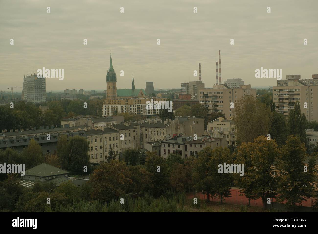 Vue aérienne couverte de Łódź, Pologne, présentant un mélange d'architecture historique et post-communiste. Banque D'Images