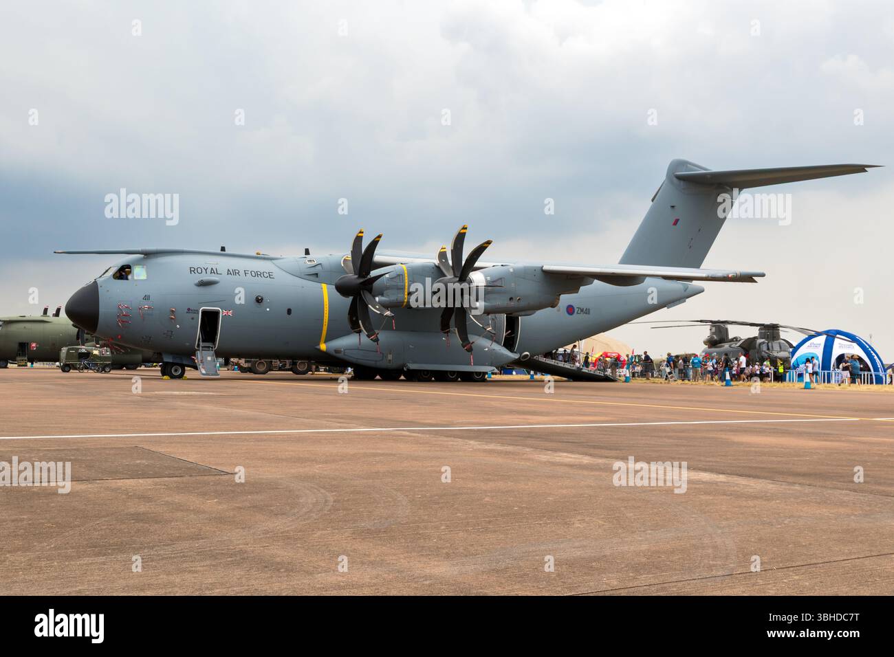 Avion de transport militaire Airbus A400M Atlas C.1 de la Royal Air Force sur le tarmac de la base aérienne RAF Fairford. Fairford, Royaume-Uni - 13 juillet 2018 Banque D'Images