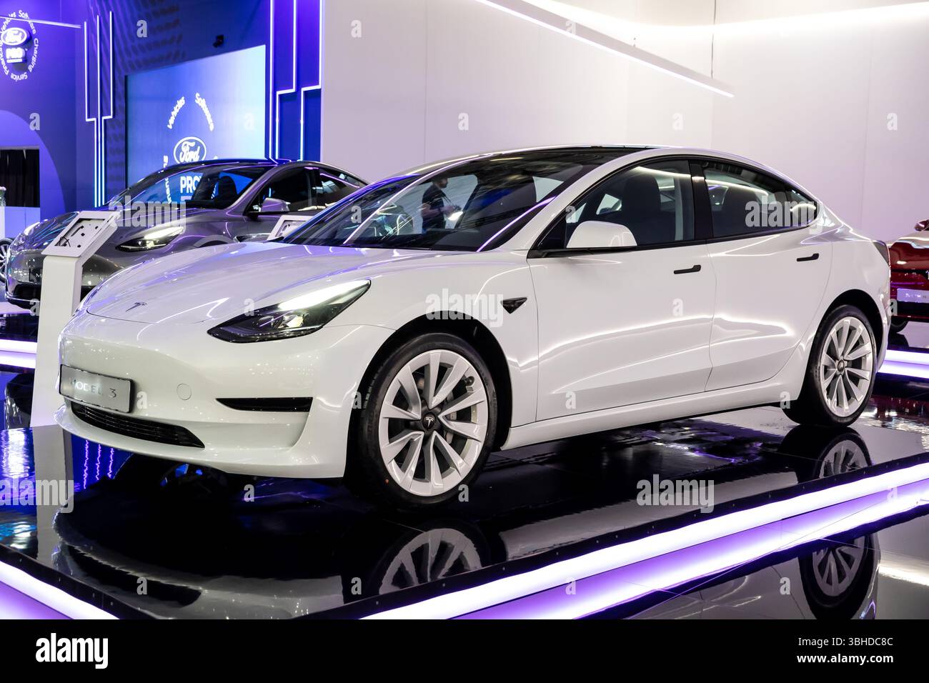 Véhicule électrique Tesla Model 3 au salon européen de l'automobile de Bruxelles. Bruxelles, Belgique - 13 janvier 2023. Banque D'Images