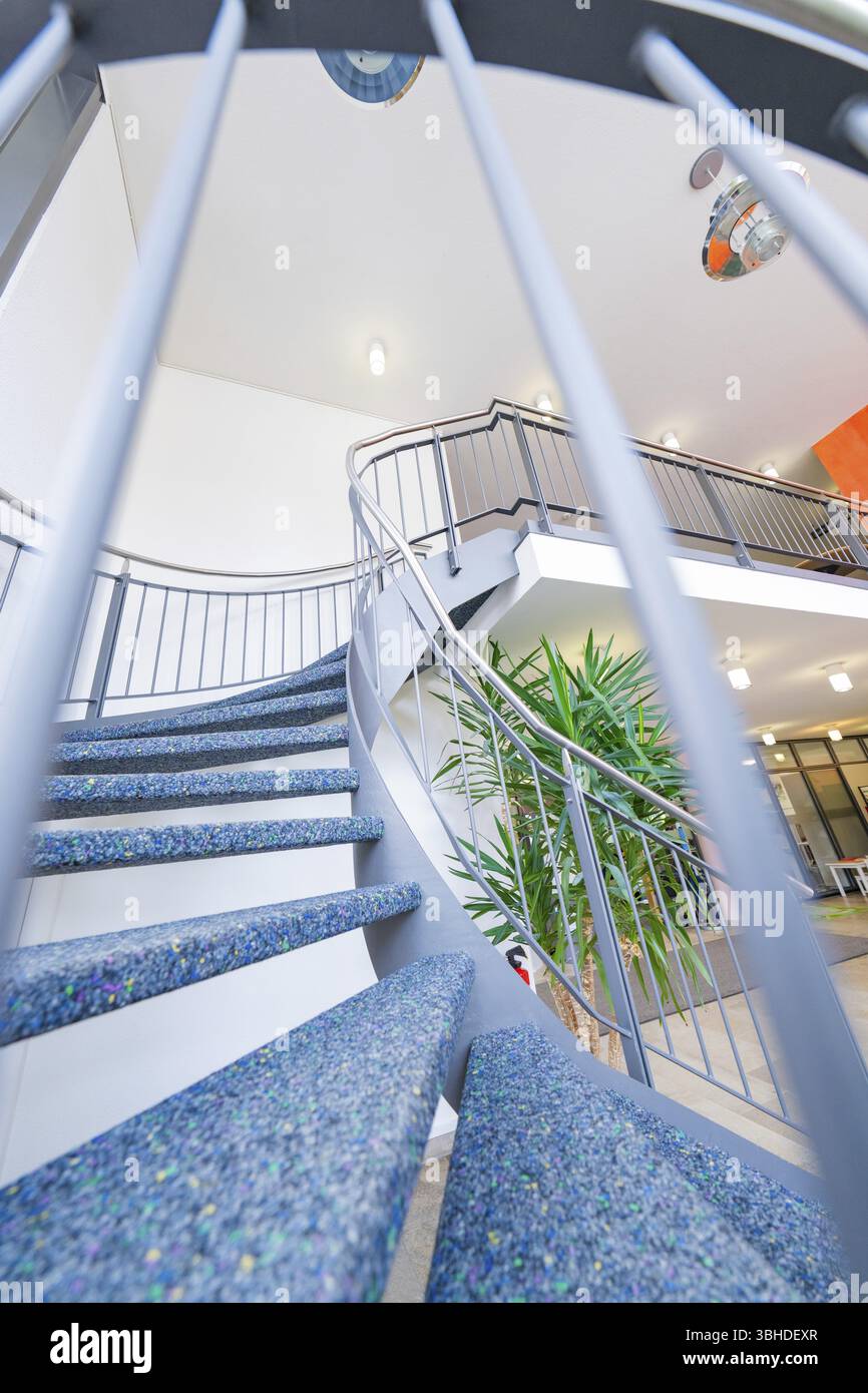 Escalier en colimaçon moderne avec marches bleues et une rampe élégante dans un intérieur lumineux, hôtel de ville, fête de famille à Neubulach, quartier de Calw, Ger Banque D'Images