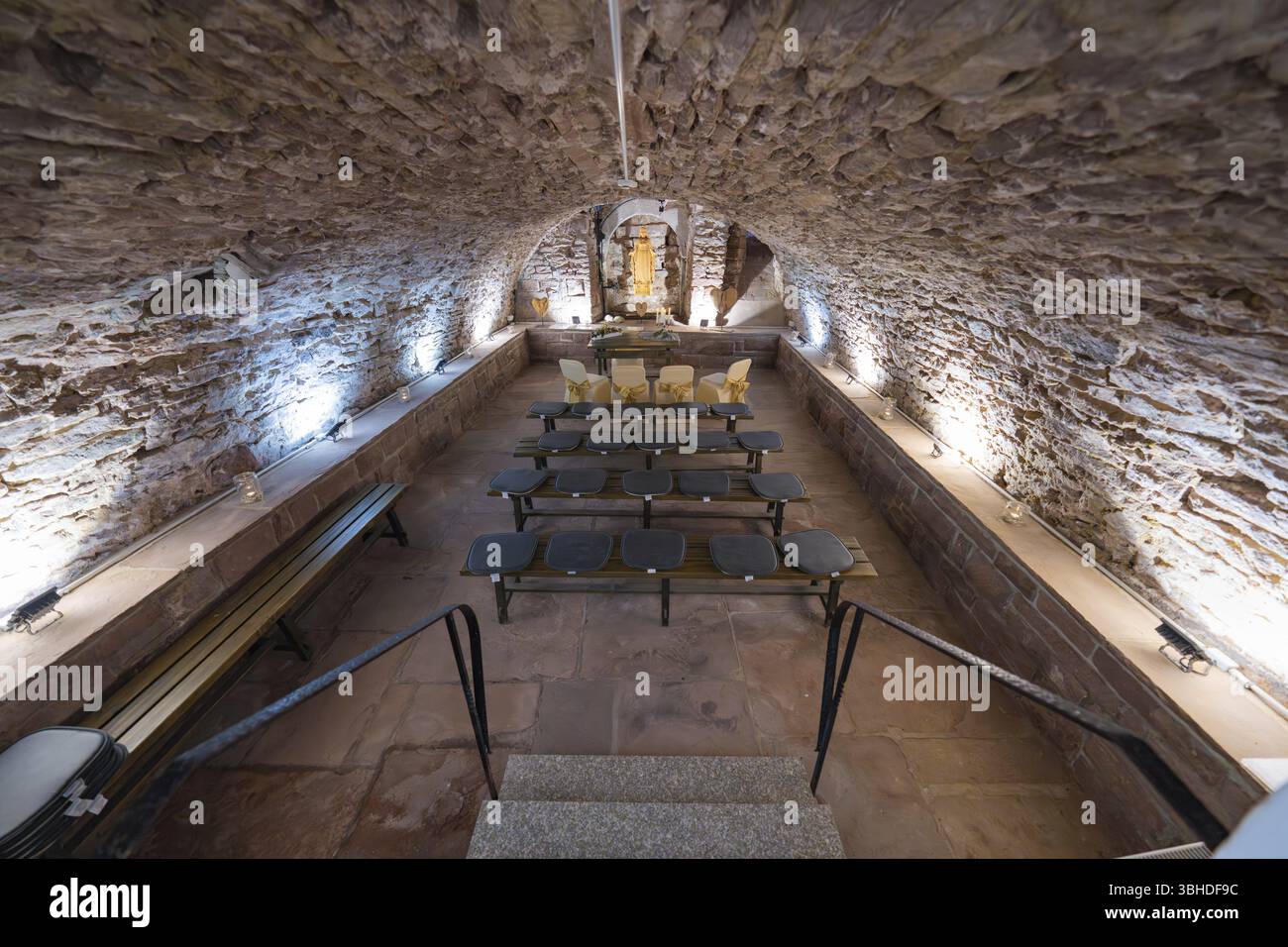Cave à vin rustique avec murs en pierre et plafond voûté, sièges est fourni pour une présentation, bureau d'enregistrement, fête de famille à Neubulach, dis Banque D'Images