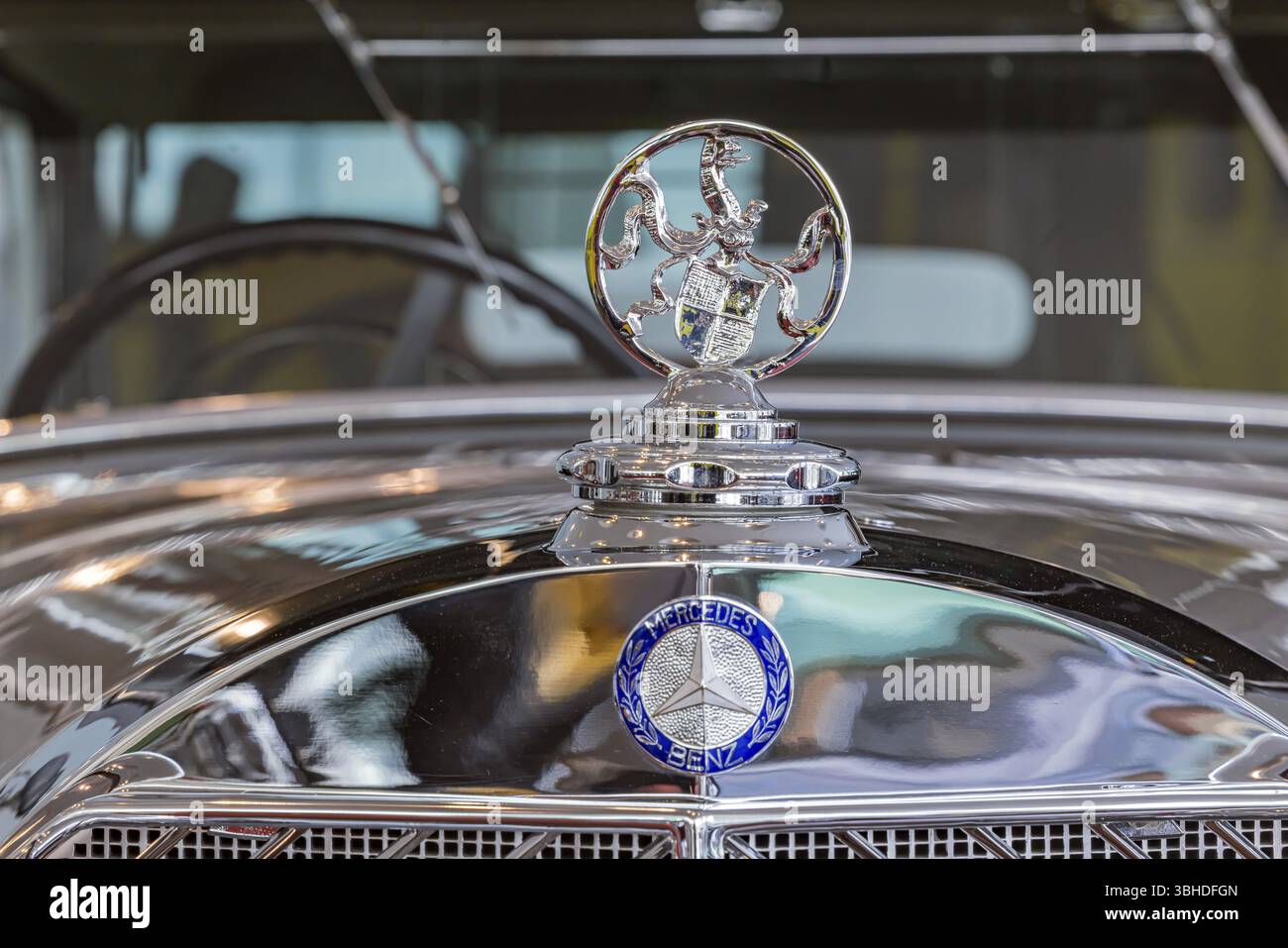 Mercedes-Benz 770 Grande Mercedes Cariolet F de 1932, pilotée par l'ancien Kaiser allemand Wilhelm II dans son exil en Hollande. Le manteau Hohenzollern de Banque D'Images