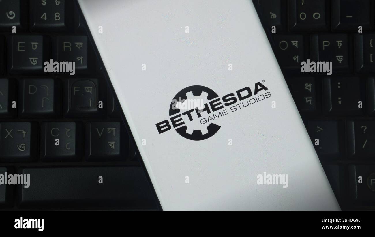 Logo Bethesda Game Studios affiché sur un écran de smartphone placé sur un clavier Banque D'Images Logo Bethesda Game Studios affiché sur un écran de smartphone placé sur un clavier Banque D'Images