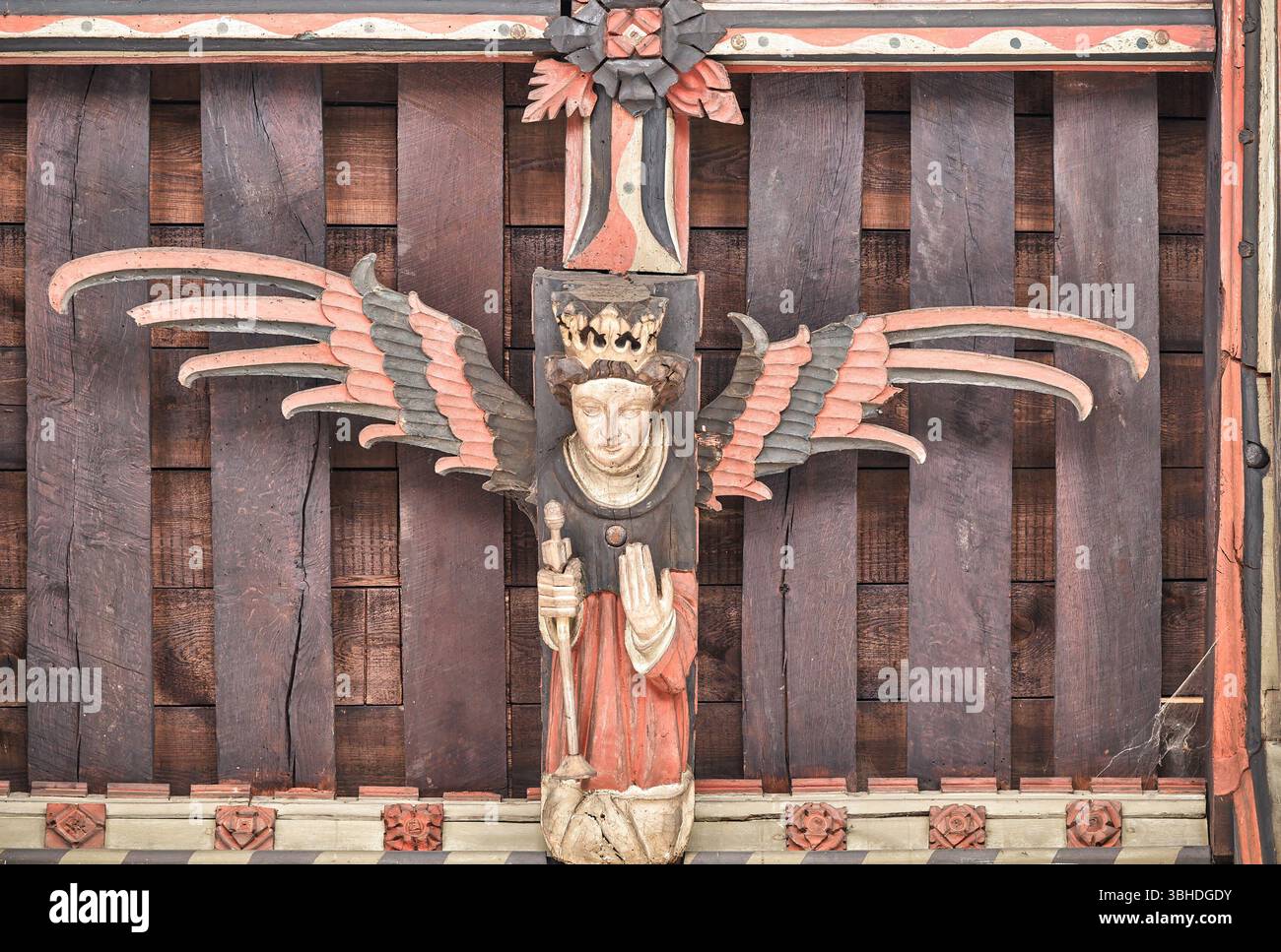 Ange en bois sculpté sur le toit de l'église chrétienne St Jean Baptiste, Stamford, Angleterre. Banque D'Images