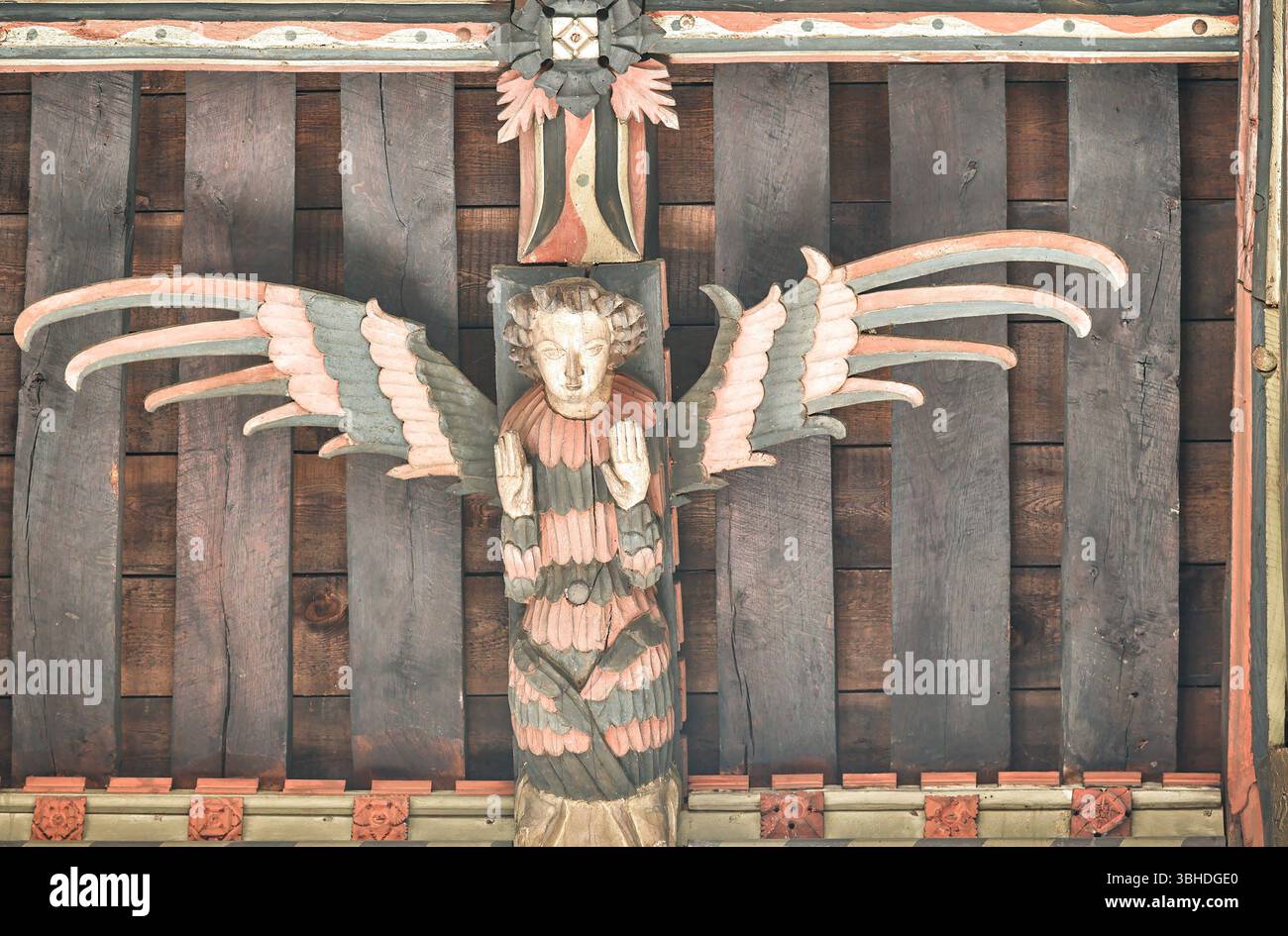 Ange en bois sculpté sur le toit de l'église chrétienne St Jean Baptiste, Stamford, Angleterre. Banque D'Images