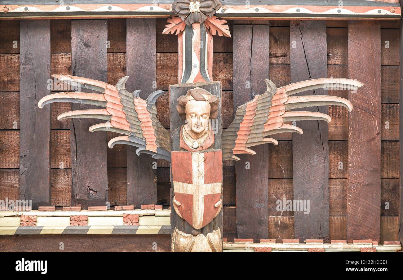 Ange en bois sculpté sur le toit de l'église chrétienne St Jean Baptiste, Stamford, Angleterre. Banque D'Images