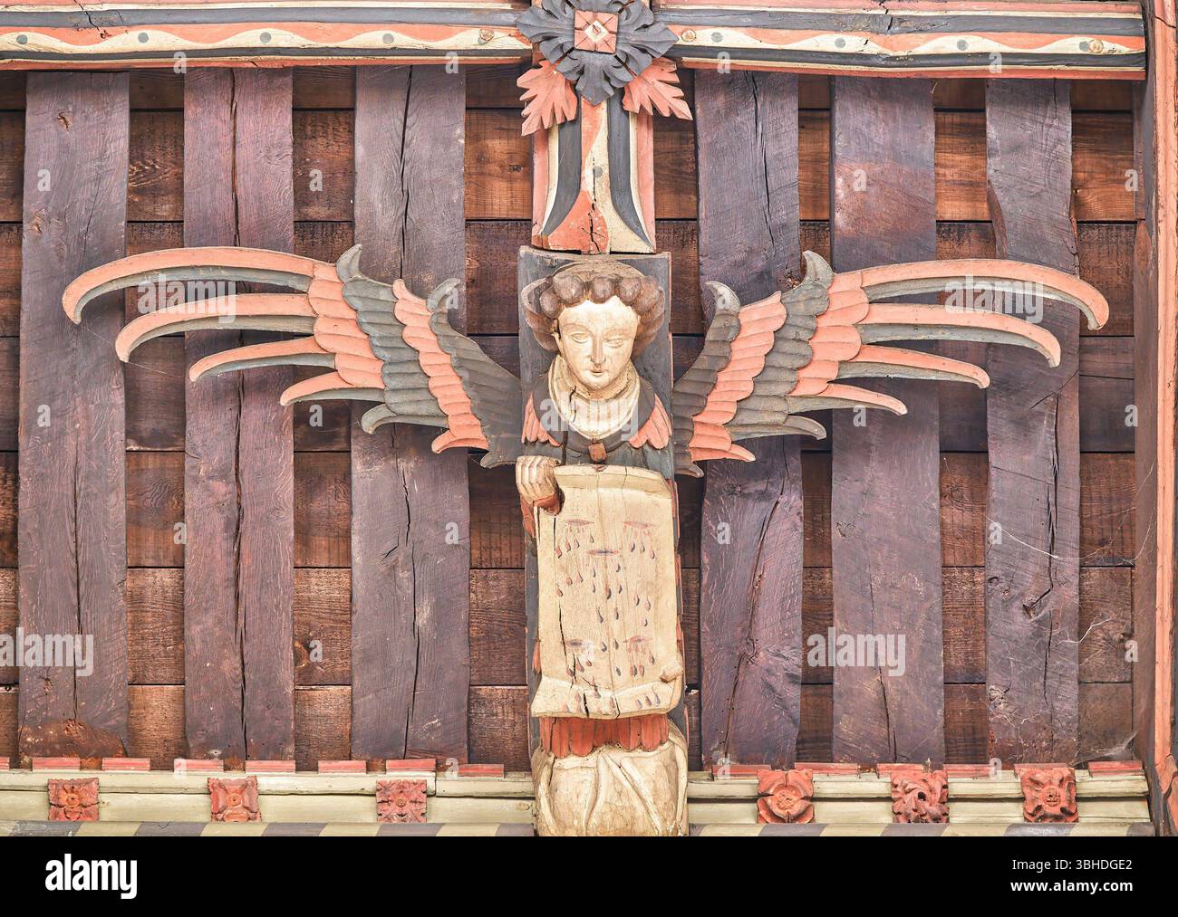 Ange en bois sculpté sur le toit de l'église chrétienne St Jean Baptiste, Stamford, Angleterre. Banque D'Images