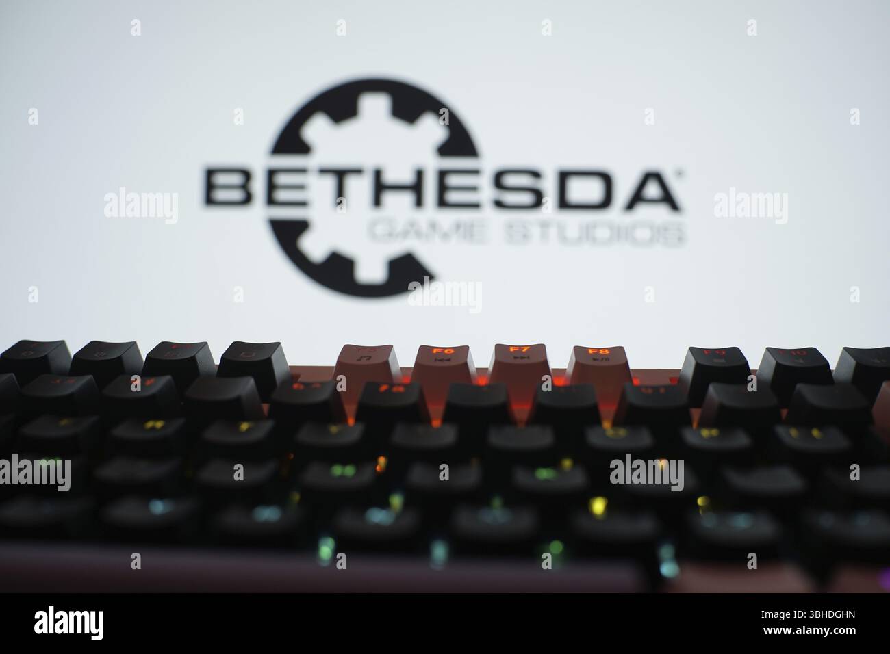 Logo Bethesda Game Studios affiché au-dessus d'un clavier de jeu rétroéclairé avec un contraste sombre Banque D'Images Logo Bethesda Game Studios affiché au-dessus d'un clavier de jeu rétroéclairé avec un contraste sombre Banque D'Images