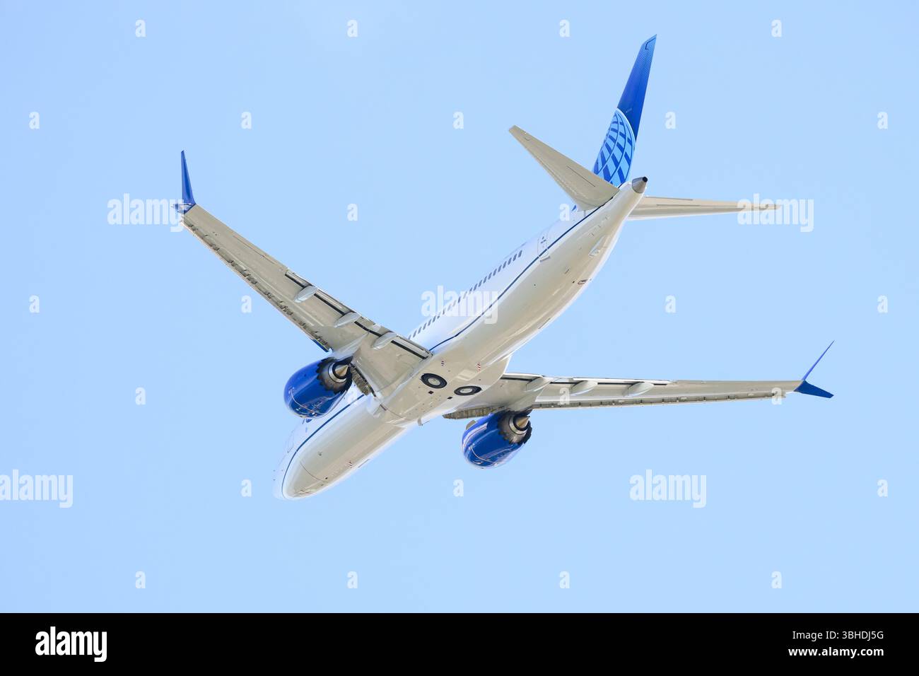 Everett, WA, États-Unis - 22 mai 2025 ; Boeing 737 Max 8 dans la livrée United Airlines pendant le vol d'essai sous l'immatriculation N17373 Banque D'Images
