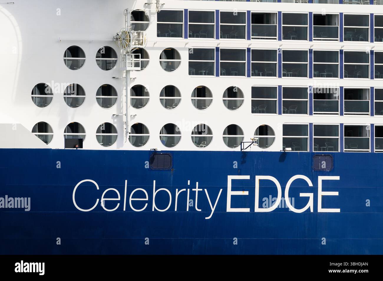Seattle - 23 mai 2025 ; détail du nom du bateau de croisière Celebrity Edge en bleu et blanc Banque D'Images