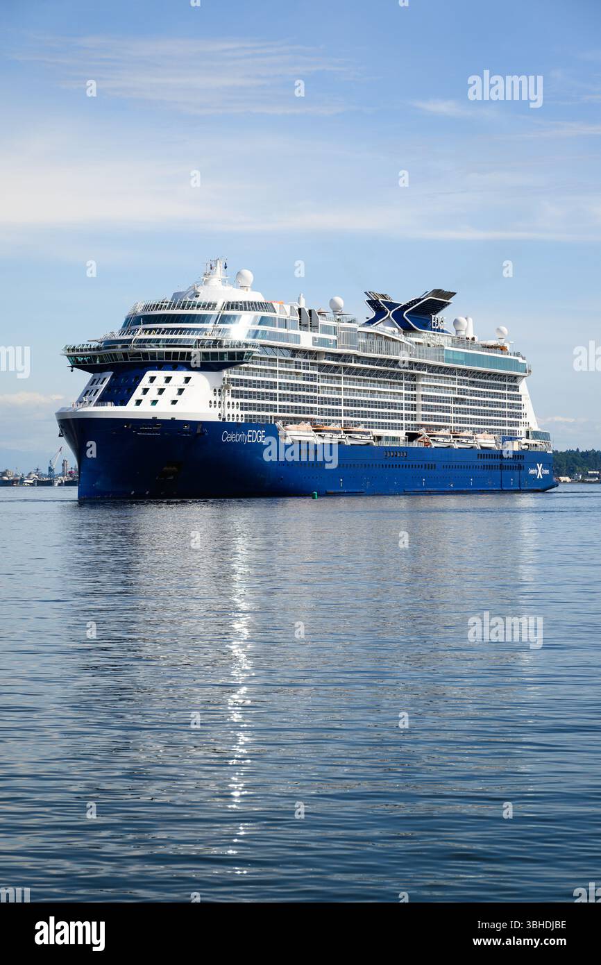 Seattle - 23 mai 2025 ; le navire de croisière Celebrity Edge se reflète dans l'eau au début de la croisière en Alaska Banque D'Images