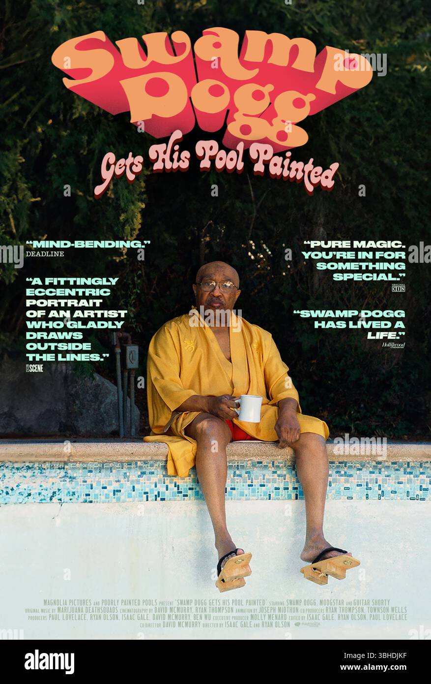 Swamp Dogg Gets His Pool Painted (2024) réalisé par Isaac Gale, Ryan Olson, et David McMurry avec Swamp Dogg, Moogstar et Guitar Shorty. Le musicien culte Swamp Dogg et les colocataires Moogstar et Guitar Shorty ont transformé leur maison de banlieue DE LOS ANGELES en un havre artistique. Ils voyagent à travers les affaires turbulentes de la musique, formant une amitié spéciale transcendant les époques. Affiche AMÉRICAINE À une feuille POUR USAGE ÉDITORIAL UNIQUEMENT. Crédit : BFA / Magnolia Pictures Banque D'Images