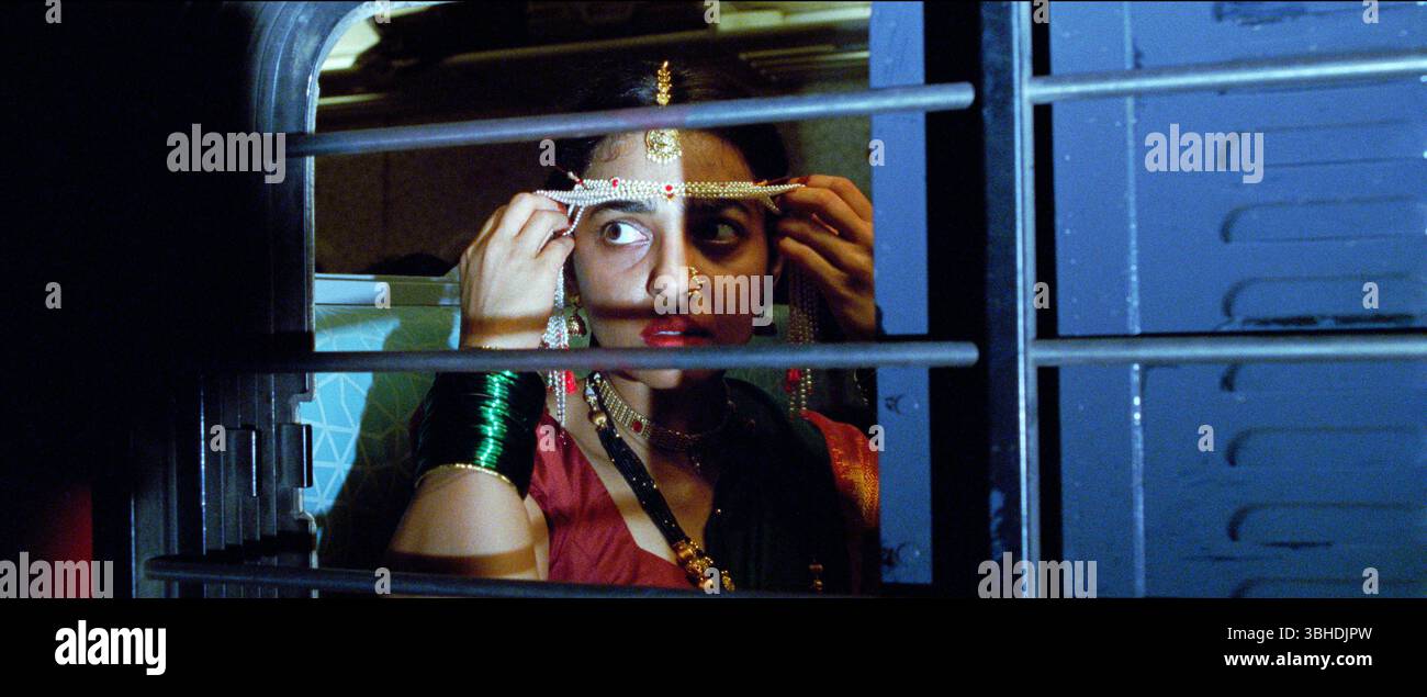 Sister Midnight (2024) réalisé par Karan Kandhari et mettant en vedette Radhika apte, Ashok Pathak et Chhaya Kadam. Une comédie noire délirante sur Uma, une nouvelle mariée frustrée piégée dans un mariage arrangé malheureux à Mumbai, qui commence à éprouver des pulsions bizarres et sauvages, la conduisant sur un chemin chaotique et imprévisible alors qu'elle se rebelle contre les attentes domestiques. Publicité toujours À USAGE ÉDITORIAL EXCLUSIF. Crédit : BFA / libération de l'aimant Banque D'Images