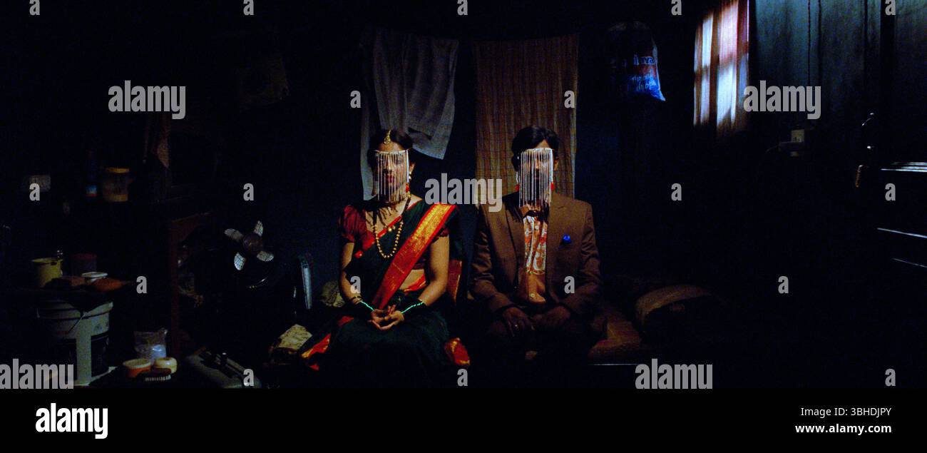 Sister Midnight (2024) réalisé par Karan Kandhari et mettant en vedette Radhika apte, Ashok Pathak et Chhaya Kadam. Une comédie noire délirante sur Uma, une nouvelle mariée frustrée piégée dans un mariage arrangé malheureux à Mumbai, qui commence à éprouver des pulsions bizarres et sauvages, la conduisant sur un chemin chaotique et imprévisible alors qu'elle se rebelle contre les attentes domestiques. Publicité toujours À USAGE ÉDITORIAL EXCLUSIF. Crédit : BFA / libération de l'aimant Banque D'Images