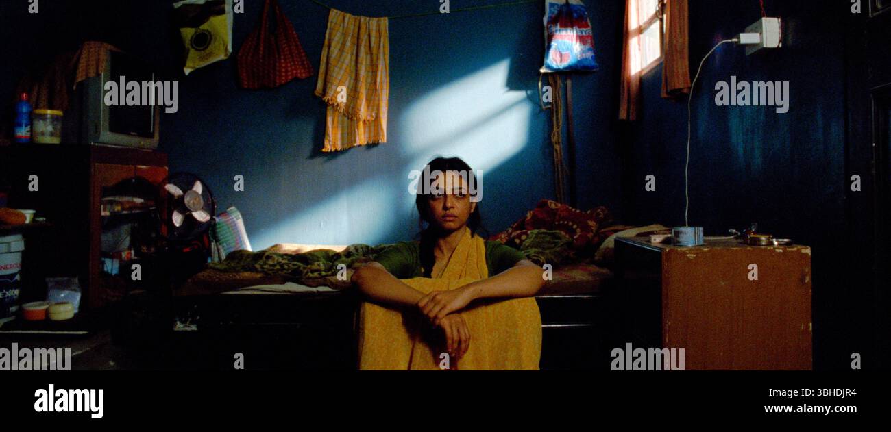 Sister Midnight (2024) réalisé par Karan Kandhari et mettant en vedette Radhika apte, Ashok Pathak et Chhaya Kadam. Une comédie noire délirante sur Uma, une nouvelle mariée frustrée piégée dans un mariage arrangé malheureux à Mumbai, qui commence à éprouver des pulsions bizarres et sauvages, la conduisant sur un chemin chaotique et imprévisible alors qu'elle se rebelle contre les attentes domestiques. Publicité toujours À USAGE ÉDITORIAL EXCLUSIF. Crédit : BFA / libération de l'aimant Banque D'Images