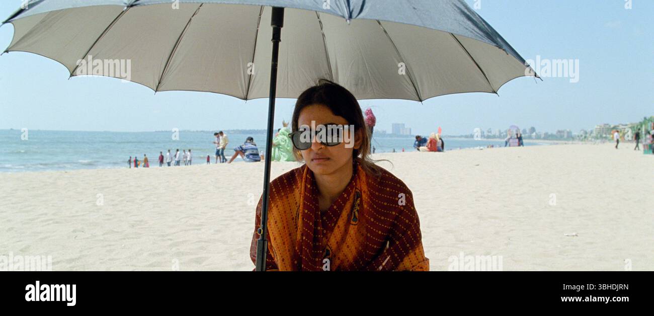 Sister Midnight (2024) réalisé par Karan Kandhari et mettant en vedette Radhika apte, Ashok Pathak et Chhaya Kadam. Une comédie noire délirante sur Uma, une nouvelle mariée frustrée piégée dans un mariage arrangé malheureux à Mumbai, qui commence à éprouver des pulsions bizarres et sauvages, la conduisant sur un chemin chaotique et imprévisible alors qu'elle se rebelle contre les attentes domestiques. Publicité toujours À USAGE ÉDITORIAL EXCLUSIF. Crédit : BFA / libération de l'aimant Banque D'Images