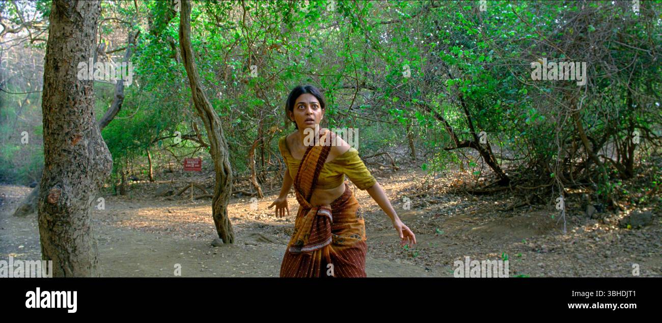 Sister Midnight (2024) réalisé par Karan Kandhari et mettant en vedette Radhika apte, Ashok Pathak et Chhaya Kadam. Une comédie noire délirante sur Uma, une nouvelle mariée frustrée piégée dans un mariage arrangé malheureux à Mumbai, qui commence à éprouver des pulsions bizarres et sauvages, la conduisant sur un chemin chaotique et imprévisible alors qu'elle se rebelle contre les attentes domestiques. Publicité toujours À USAGE ÉDITORIAL EXCLUSIF. Crédit : BFA / libération de l'aimant Banque D'Images