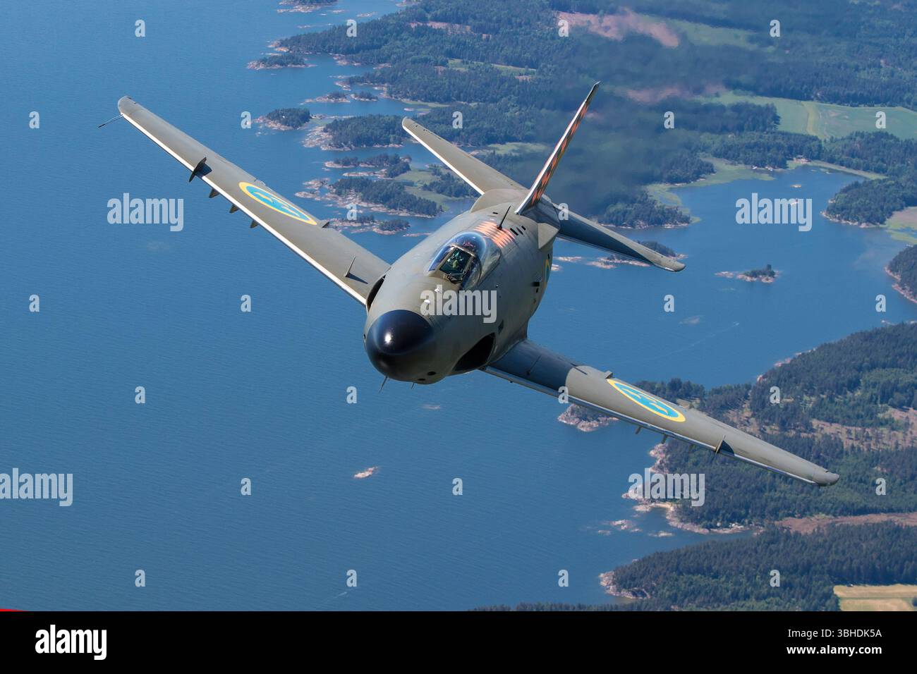 Le Saab-32 Lansen, immatriculé se-RME, avec le code militaire 4-06, faisait partie de la flotte de l'armée de l'air suédoise pendant la guerre froide. Cet avion, conçu à la fois pour les missions de reconnaissance et de frappe, se caractérise par sa solide cellule et son puissant moteur. Le Lansen faisait partie intégrante de la stratégie de défense suédoise. Banque D'Images