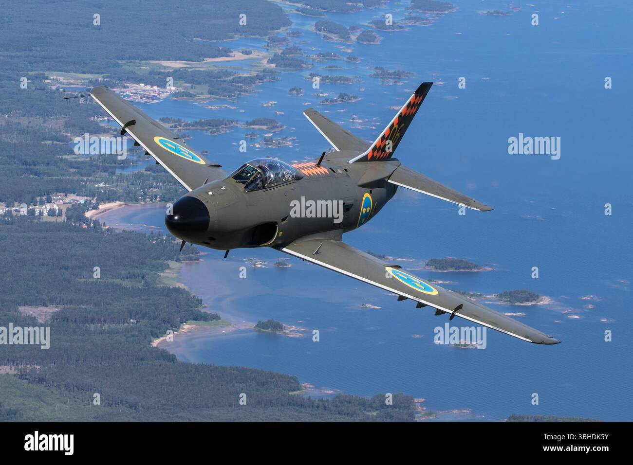 Le Saab-32 Lansen, portant l'immatriculation se-RME et le code militaire 4-06, était un avion suédois polyvalent employé principalement pour des rôles de reconnaissance et de frappe. L'avion présentait un design durable, capable de résister à des missions exigeantes. Le Lansen était un atout essentiel pour l'armée de l'air suédoise. Banque D'Images