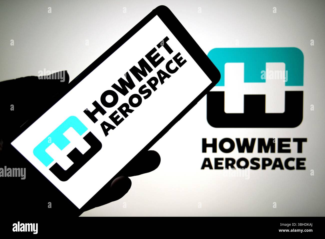 Inde. 08 juin 2025. Dans cette illustration photo, un logo Howmet Aerospace est affiché sur un smartphone et en arrière-plan. (Photo par Avishek Das/SOPA images/SIPA USA) *** strictement à des fins d'actualités éditoriales *** crédit : SIPA USA/Alamy Live News Banque D'Images