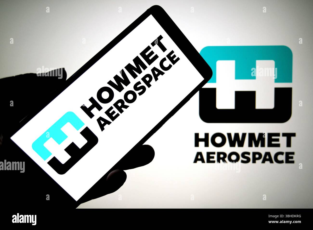 Inde. 08 juin 2025. Dans cette illustration photo, un logo Howmet Aerospace est affiché sur un smartphone et en arrière-plan. Crédit : SOPA images Limited/Alamy Live News Banque D'Images