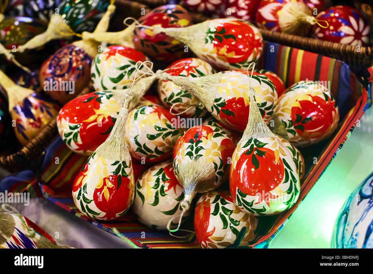 Décorations colorées pour sapin de Noël faites à la main faites à partir de couronnes peintes / citrouilles, exposées lors d'une exposition. Tachkent, Ouzbékistan. Mai 2025 Banque D'Images