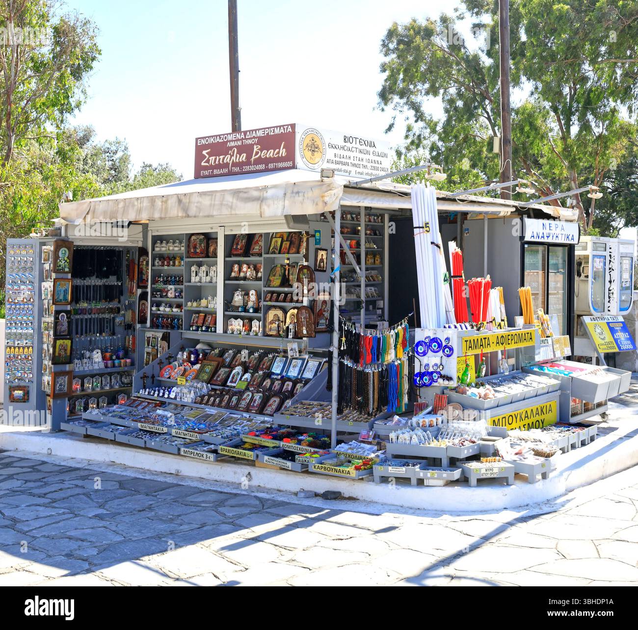 Kiosque vendant des icônes religieuses à l'extérieur de l'église Panagia Evangelistria, île de Tinos, les Cyclades, Grèce. Prise mai/juin 2025 Banque D'Images