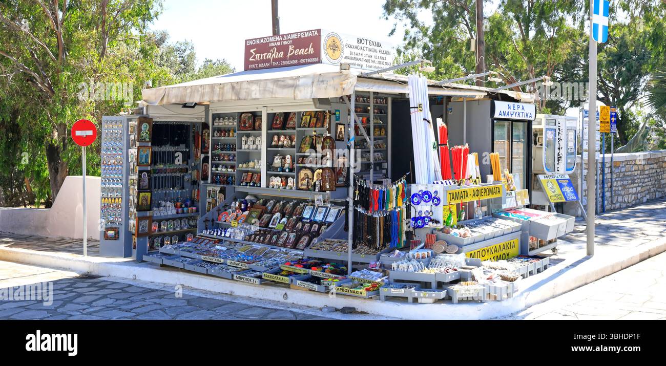Kiosque vendant des icônes religieuses à l'extérieur de l'église Panagia Evangelistria, île de Tinos, les Cyclades, Grèce. Prise mai/juin 2025 Banque D'Images