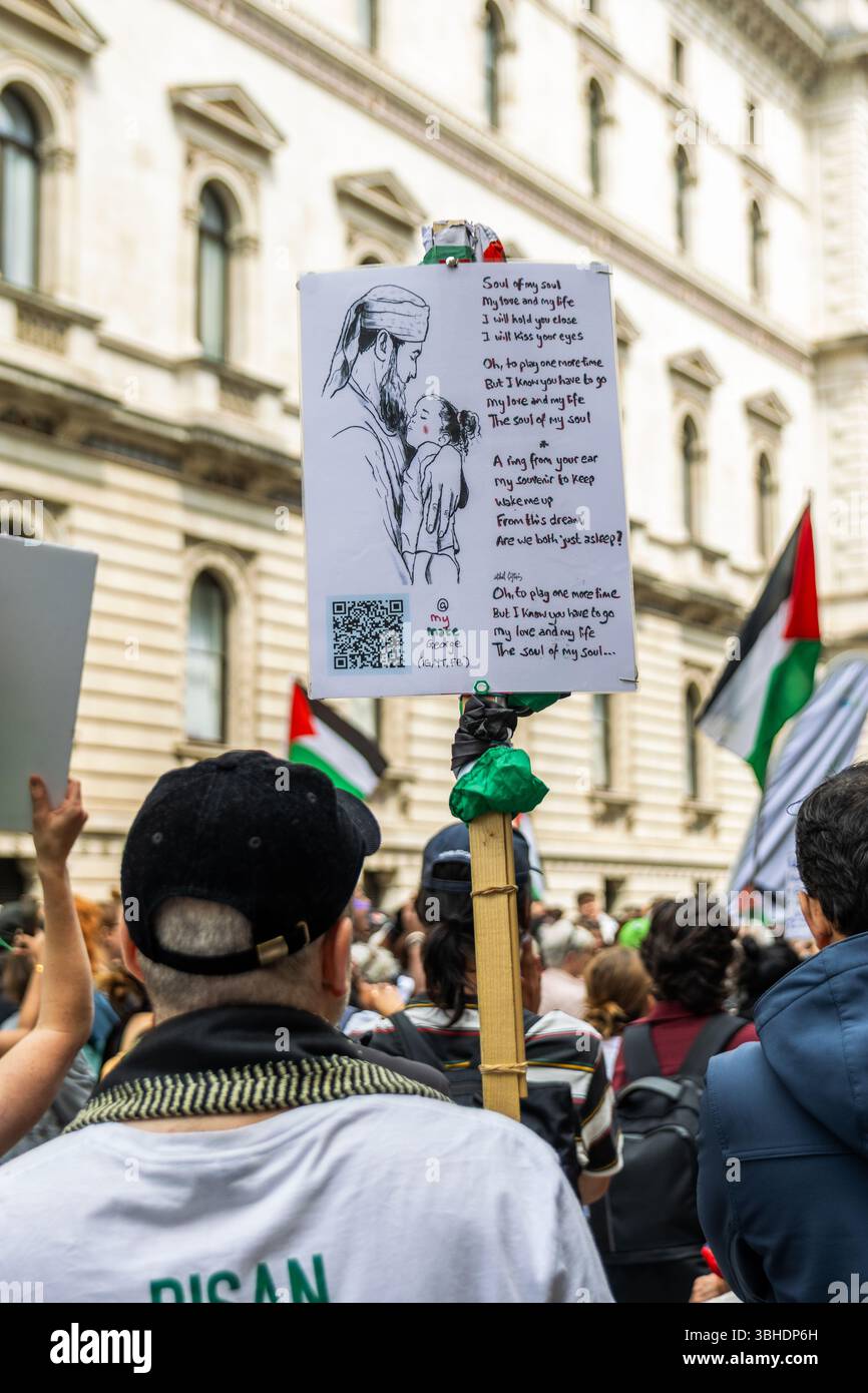 Des manifestants se sont rassemblés devant le ministère des Affaires étrangères pour demander au gouvernement d'agir après que la marine israélienne a arrêté le bateau « Madleen ». Des militants naviguaient pour acheminer de l'aide à Gaza et briser le blocus israélien. Banque D'Images