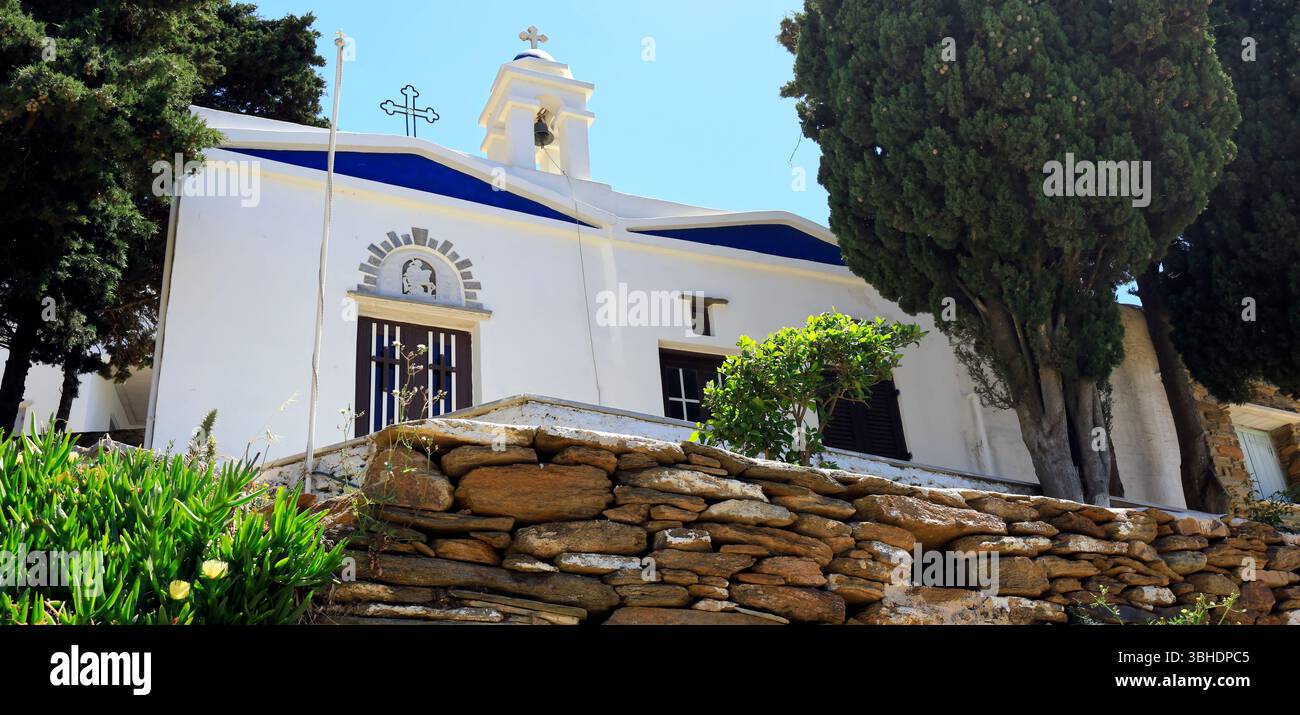 La petite église grecque blanche de Saint Georges (Agios Giorgos) Triantaros village de montagne, île de Tinos, les Cyclades, Grèce. Prise mai/juin 2025 Banque D'Images
