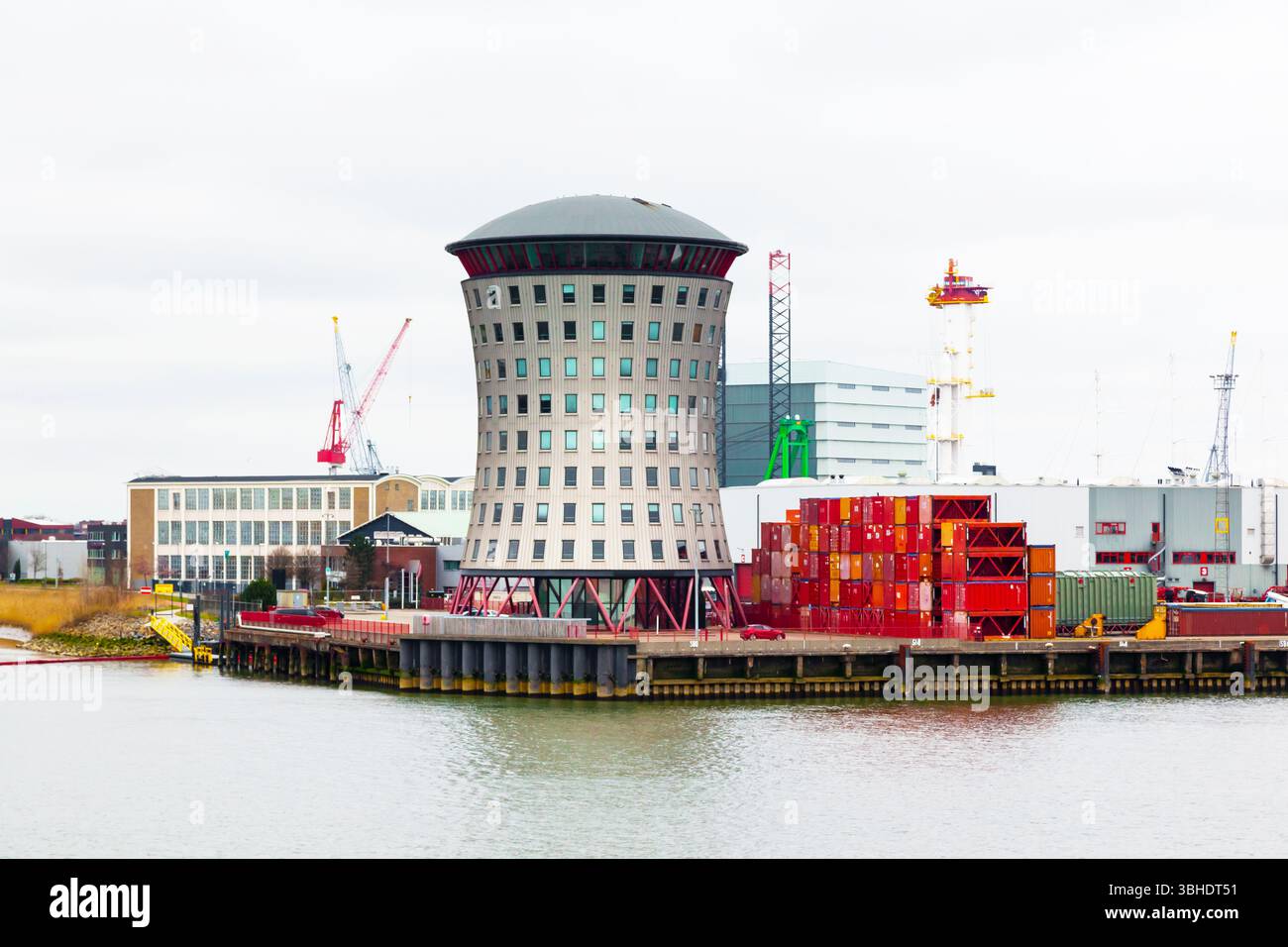 Port maritime de Rotterdam avec une tour d'observation pilote et des conteneurs sur le territoire. Banque D'Images Port maritime de Rotterdam avec une tour d'observation pilote et des conteneurs sur le territoire. Banque D'Images