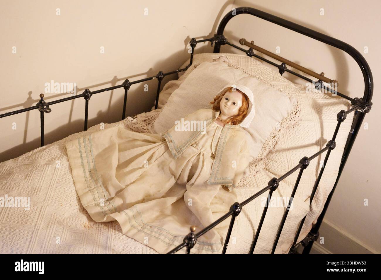 Poupée d'enfant sur un lit d'une chambre à l'étage supérieur du Charles Dickens Museum qui célèbre ce jour-là son centenaire et le 155e anniversaire de la mort du grand auteur victorien, le 9 juin 2025, à Londres, Angleterre. Le musée Dickens est la seule demeure survivante de Charles Dickens, un dépôt de 100,00 objets personnels et de documents de recherche relatifs à la vie de cet auteur renommé d'œuvres célèbres telles que A Christmas Carol et Great Expectations. C'est à cette adresse qu'il écrit les papiers de Pickwick, Oliver Twist et Nicholas Nickleby. La maison de Doughty Street l'était Banque D'Images