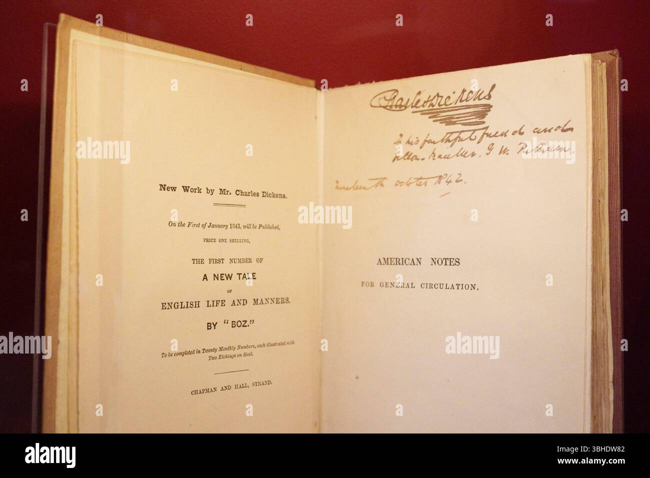 Une copie de présentation de l'America Travelogue de Charles Dickens 'American Notes for General circulation' à George Washington Putnam (1842) qui était son secrétaire personnel lors de ce voyage, exposée au Charles Dickens Museum qui célèbre ce jour-là à la fois son centenaire et le 155e anniversaire de la mort du grand auteur victorien, le 9 juin 2025, à Londres, en Angleterre. Le musée Dickens est la seule demeure survivante de Charles Dickens, un dépôt de 100,00 objets personnels et documents de recherche relatifs à la vie de cet auteur renommé d'œuvres célèbres telles que A Christmas Carol et Great Banque D'Images
